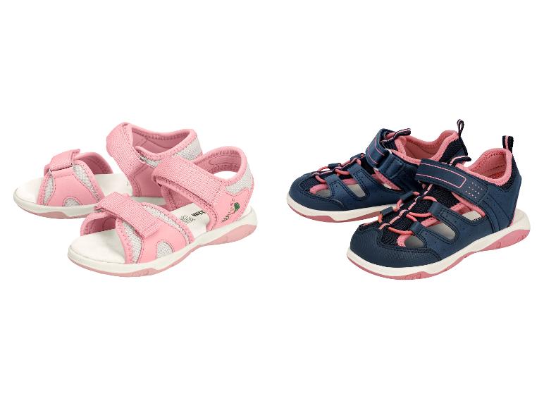 Twee paar kindersandalen: roze klittenbandsandalen en marineblauwe-roze sportsandalen.