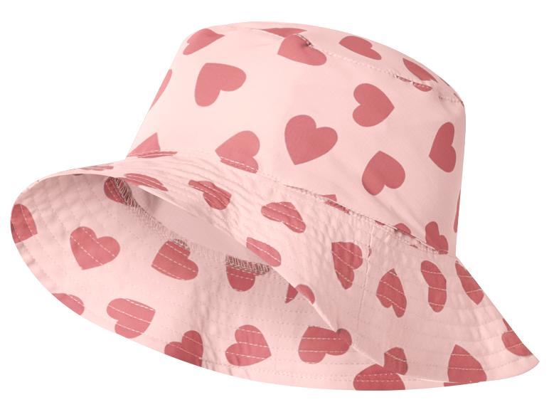 Roze bucket hat met hartjespatroon.