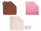Bruine, roze en beige babyhanddoeken met capuchon, met bijpassende washandjes.