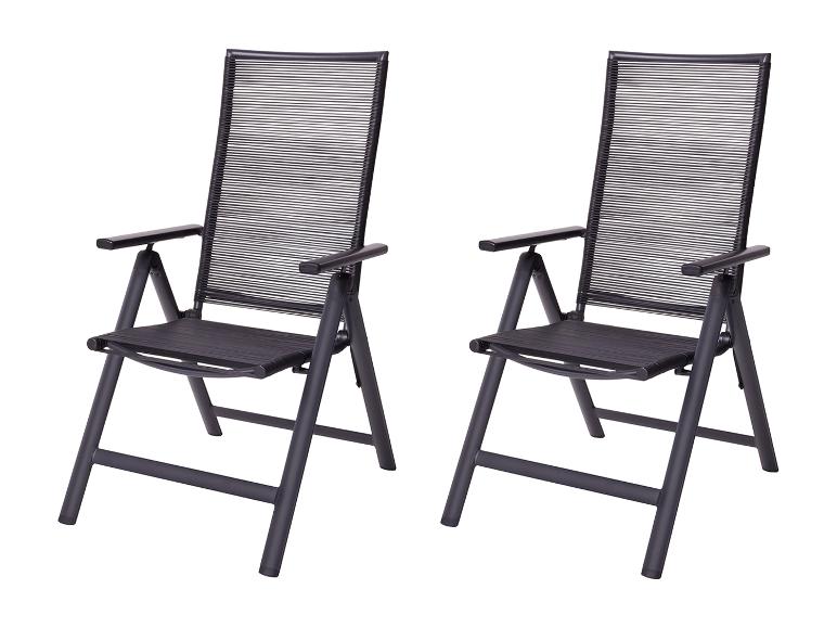 Twee zwarte opvouwbare stoelen van metaal en gevlochten hars.