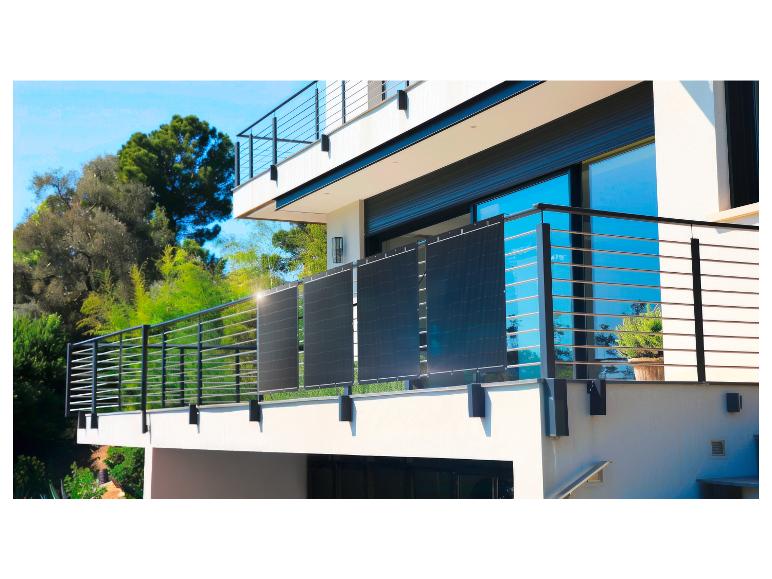 Modern balkon met privacy panelen en metalen balustrade.