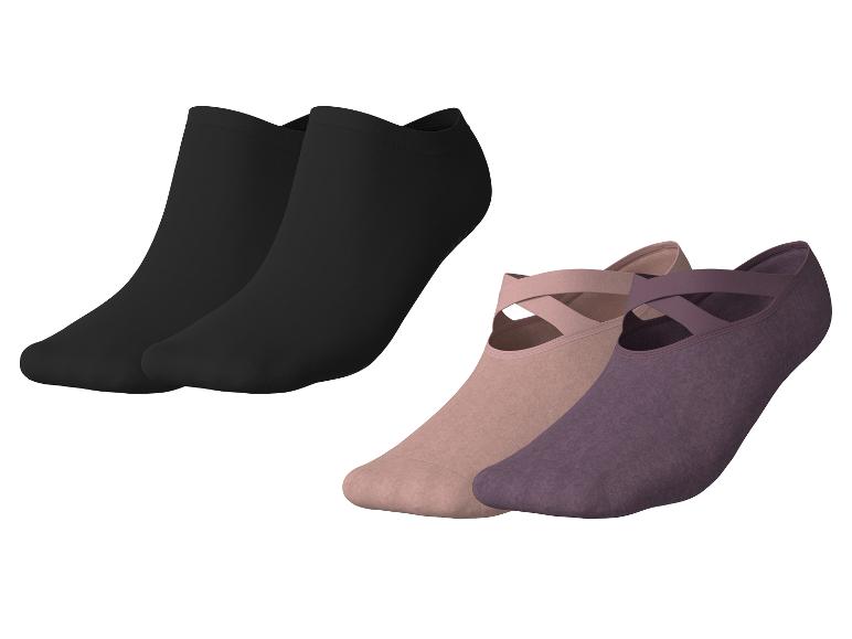 Twee paar onzichtbare sokken: zwarte en balletstijl met gekruiste bandjes in beige en paars.