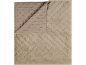 Beige gewatteerde sprei met ruitpatroon, gevouwen om de onderkant te tonen.