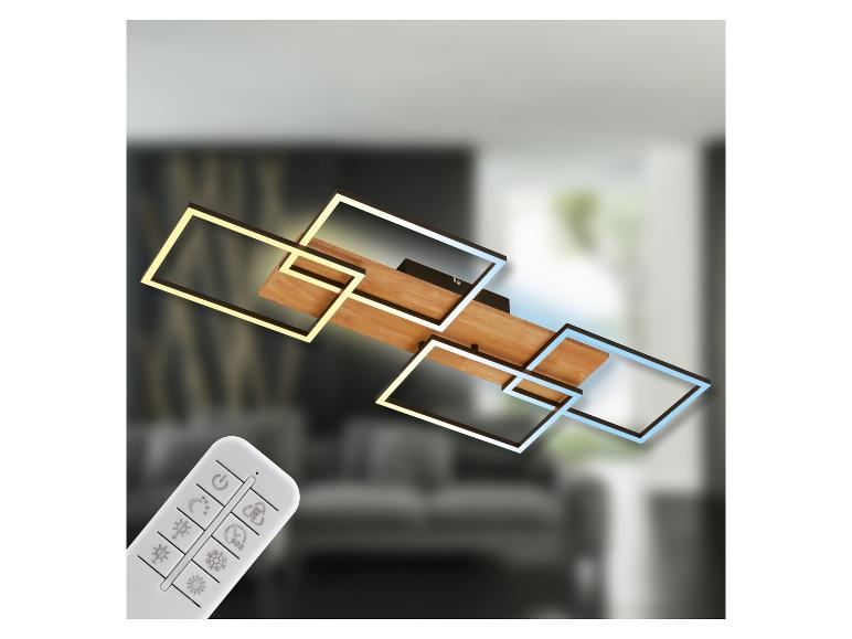 Moderne LED-plafondlamp met houten elementen en afstandsbediening, verlicht een wazige kamer.