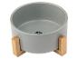 Grijze keramische hondenvoerbak op een houten standaard.