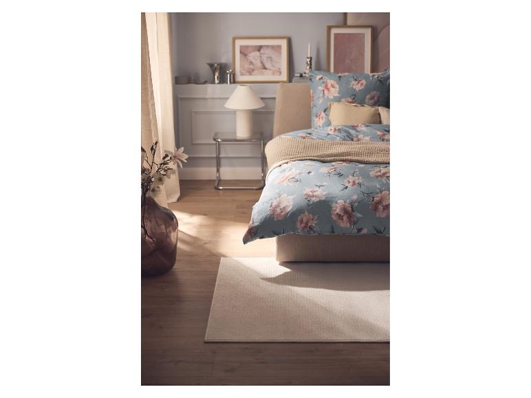 Licht LIVARNO home tapijt onder het bed in de slaapkamer.