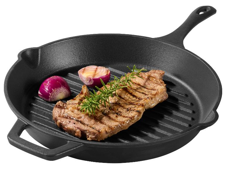 Gegrilde biefstuk met rozemarijn en uien in een gietijzeren pan