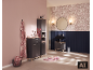 Moderne badkamer met grijze meubels, zwarte wastafel, ronde spiegel en bloemenbehang.