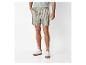 Gestripede shorts en sneakers: casual zomerlook.