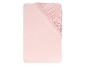 Roze hoeslaken met elastische, geplooide rand.