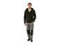 Man in zwarte hoodie en grijze werkbroek.