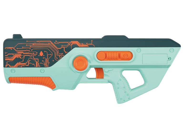 Cyberpunk-stijl speelgoedblaster met oranje en blauwgroene details.