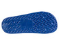 Blauwe zool van een slipper met een zig-zag patroon.