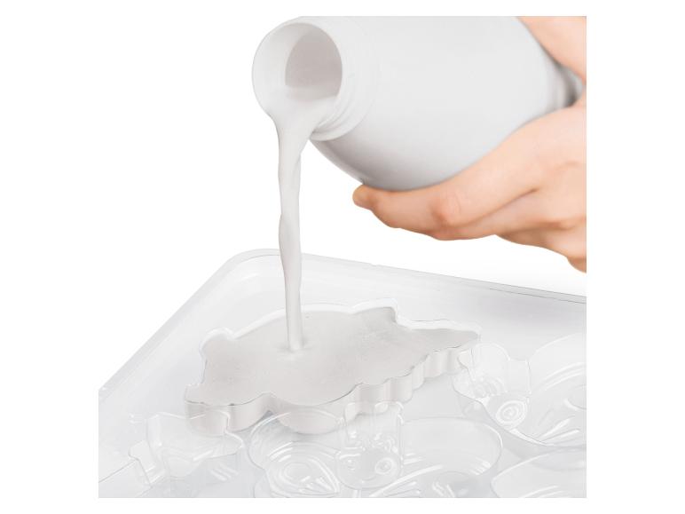 Chocolade gieten in een transparante vorm.