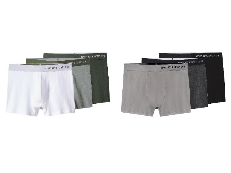Set herenboxers in diverse kleuren met geografische coördinaten op de tailleband.