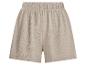 Lichtbeige gekreukelde shorts met elastische tailleband.