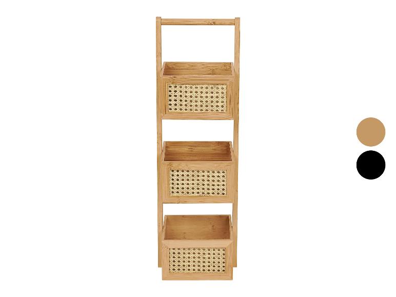 Bamboe badkamerrek met drie planken en gevlochten fronten, in natuurlijke houtkleur.