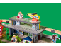 Houten speelset met ziekenhuis, helikopter, figuren en treinsporen.