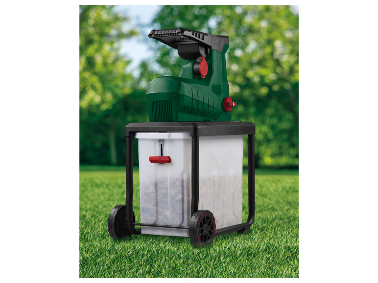 Een groene bladblazer met een grijze opvangbak op wielen.