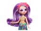 Enchantimals pop met paars haar, gezichtsverf en een bloemenjurk.