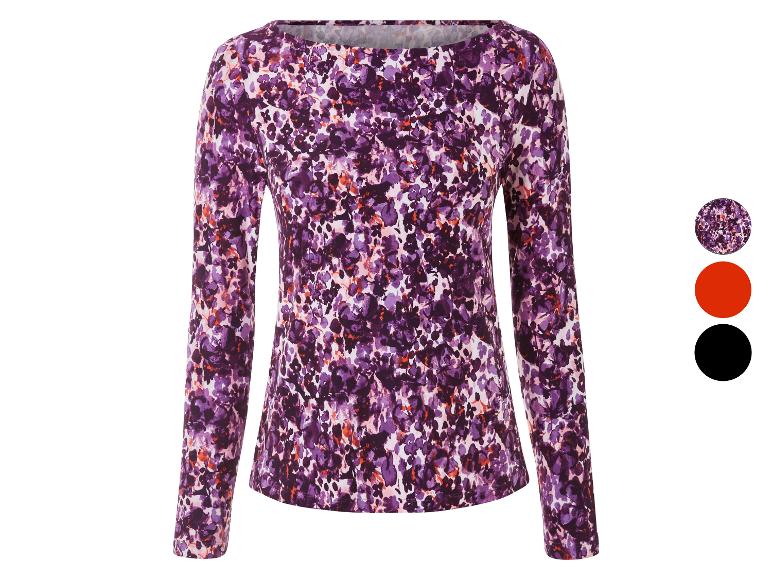Een paarse blouse met bloemenprint.