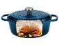 Blauwe braadpan met gebraden kip, knoflook en kruiden, met doorsnede die de binnenkant toont.