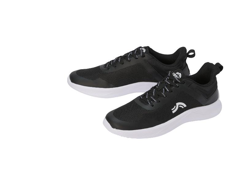 Paar zwarte sportschoenen met witte zolen en wit-gepatroneerde veters.