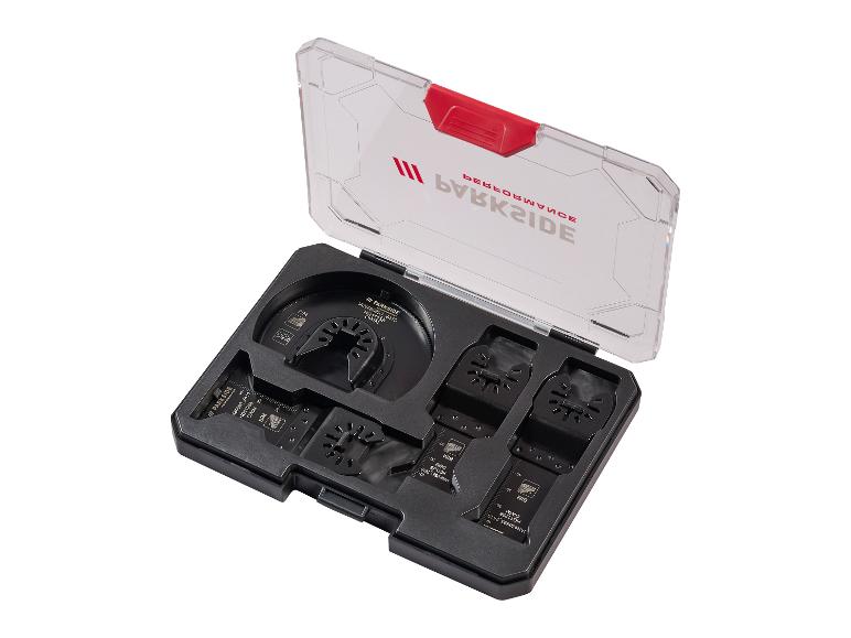 Een Parkside oscillerende gereedschapsaccessoireset met diverse bladen en een schuurpad in een transparante koffer.