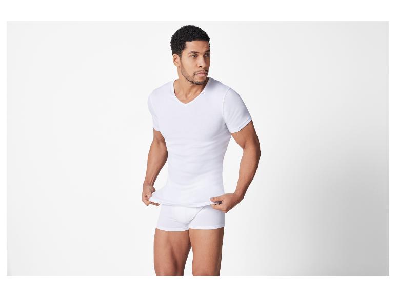 Man in wit t-shirt en onderbroek.