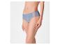 Blauwe dames slip met kant, gedragen door een model