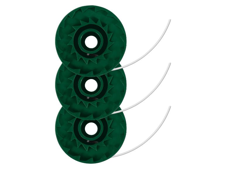 Drie groene trimmerdraadspoelen op een witte achtergrond.