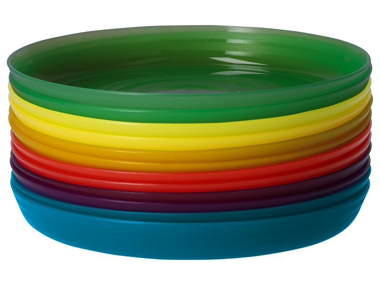 Stapel kleurrijke plastic kommen in regenboogkleuren.