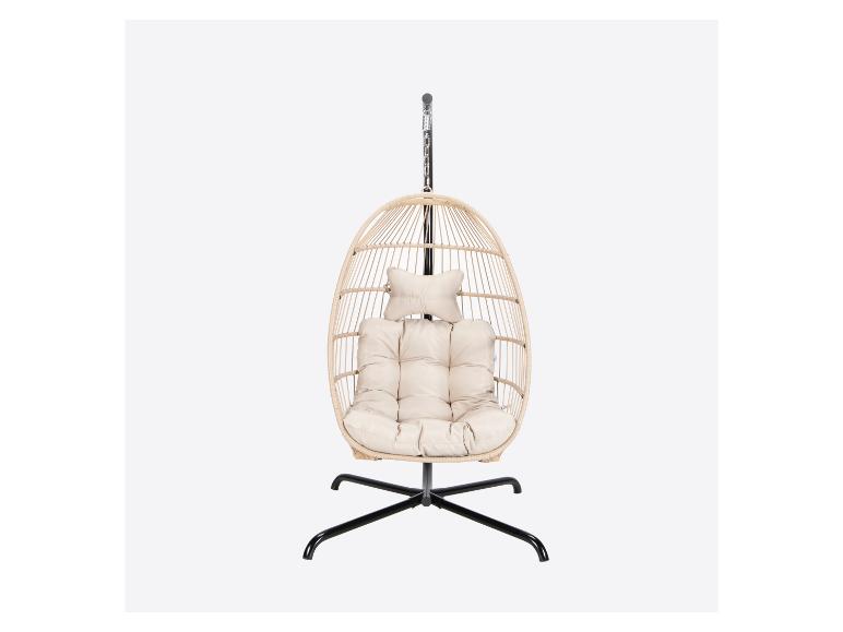 Wicker hangstoel met crèmekleurige kussens en zwart metalen frame