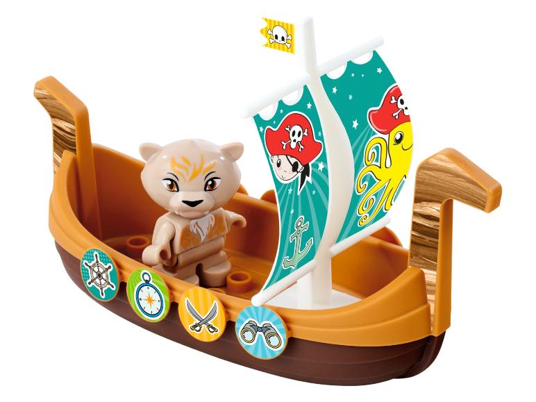 Piratenboot met dierenfiguurtje en piratenversieringen.