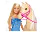 Blondharige Barbiepop en beige paard met roze tuig