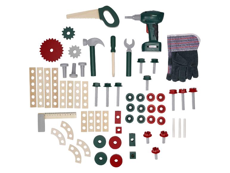 Een speelgoedbouwset met gereedschap zoals een boormachine, zaag, hamer en diverse bouwstukken.