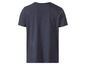 Een donkerblauw T-shirt met korte mouwen.