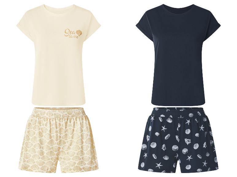 Twee pyjamasets: één beige met 'Sea la vie'-opdruk en één donkerblauw met schelpenpatroon.