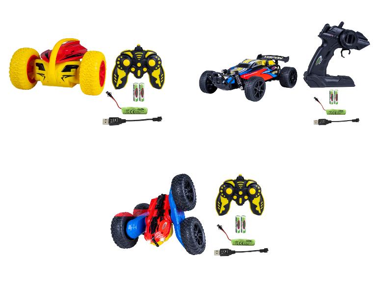 Drie op afstand bestuurbare auto's met controllers, batterijen en opladers.