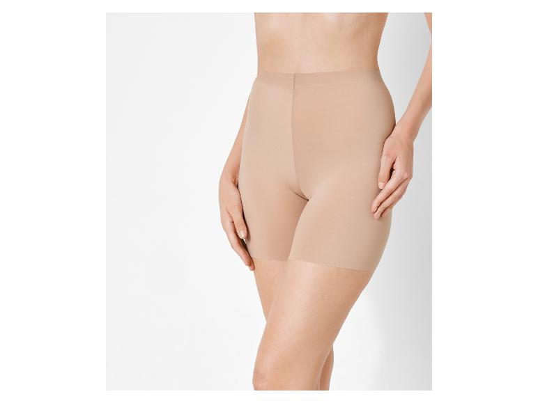 Beige shorts en ondergoed.
