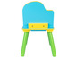 Een kinderstoel met een blauw tafelblad en groene poten.