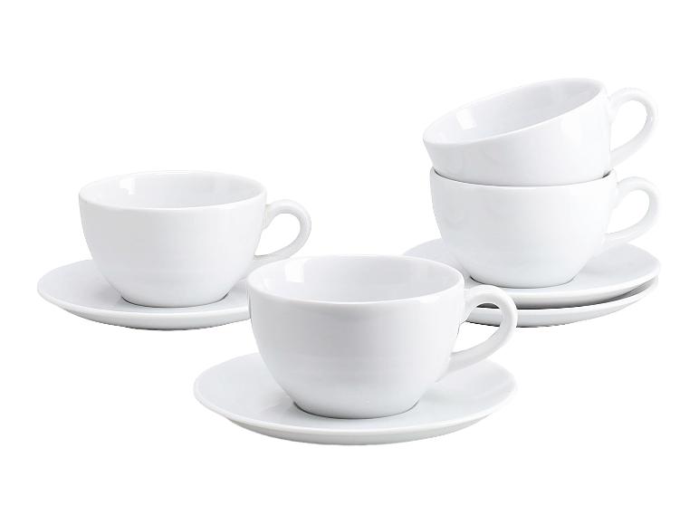 Set van witte koffiekopjes en schoteltjes, sommige gestapeld