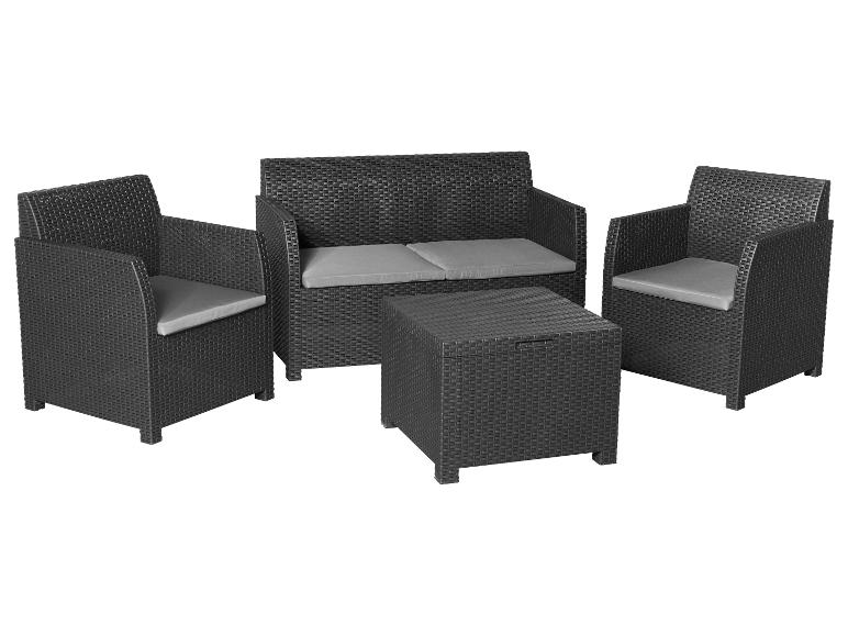 Tuinmeubelset: tweezitsbank, twee fauteuils en salontafel met grijze kussens.