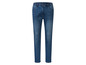 Een paar blauwe jeans met elastiek in de tailleband.