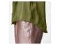 Olijfgroene blouse en metallic roze broek
