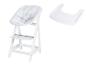 Witte babystoel met dienblad en grijs gewatteerd kussen.