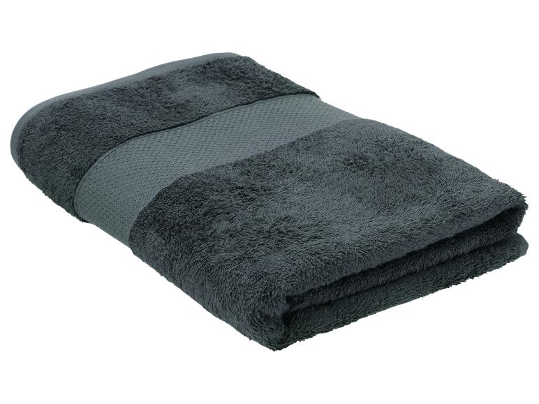 Gevouwen donkergrijze handdoek met een gestructureerde band