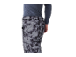 Man in grijze skibroek met patroon en donkerblauwe thermoshirt.