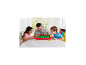 Een man en twee kinderen spelen vrolijk tafelvoetbal aan een witte tafel.