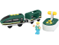 Groene speelgoedtrein met wagons, figuur en afstandsbediening.